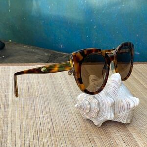 FHone women’s sunglasses.Leopard Tortoise Shell. Cat eye rim with round lenses.